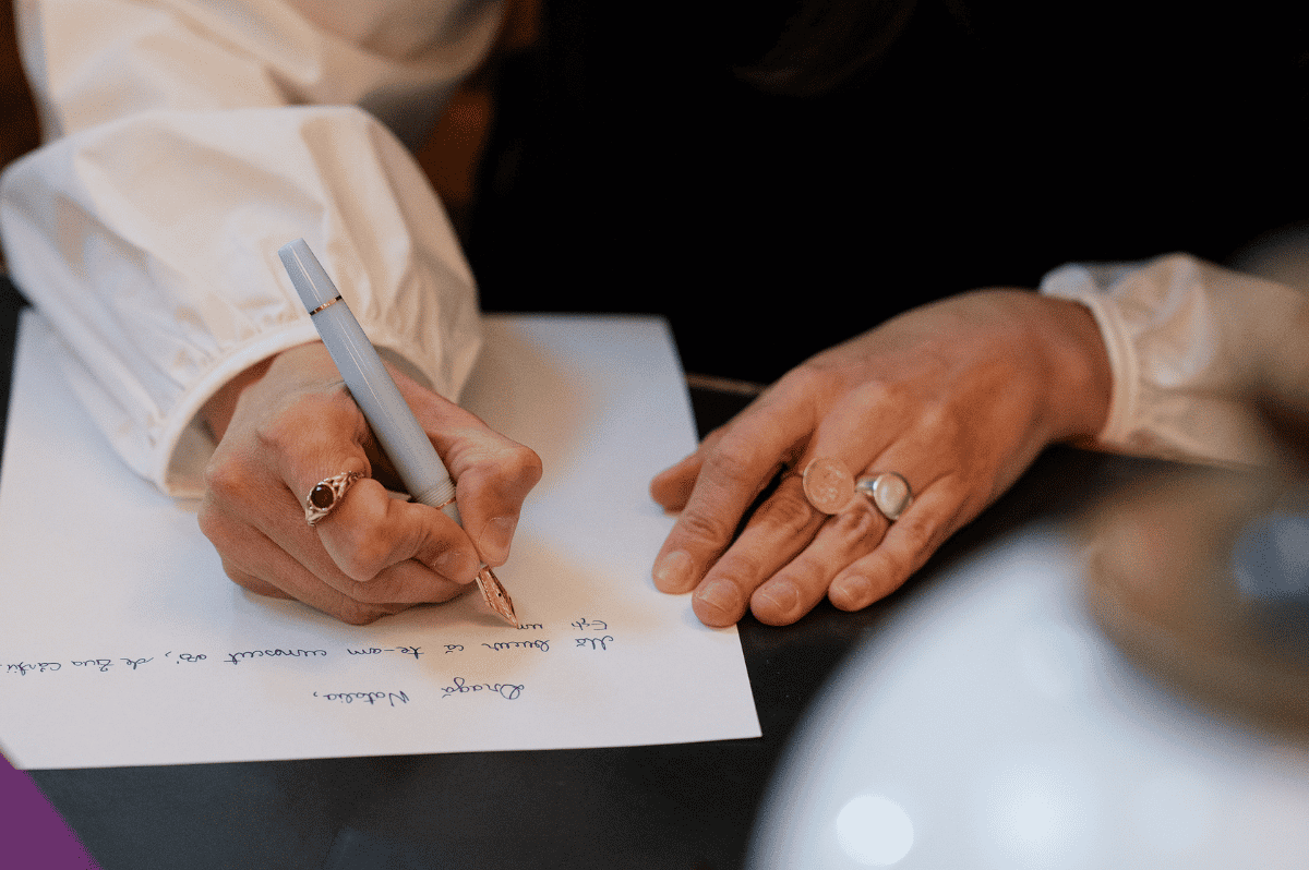 Ghid complet pentru începători: primii pași în arta scrisului caligrafic de mână